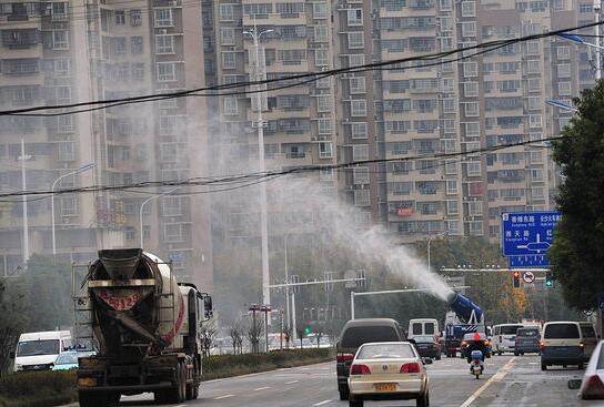 雾炮车上路扛霾图1